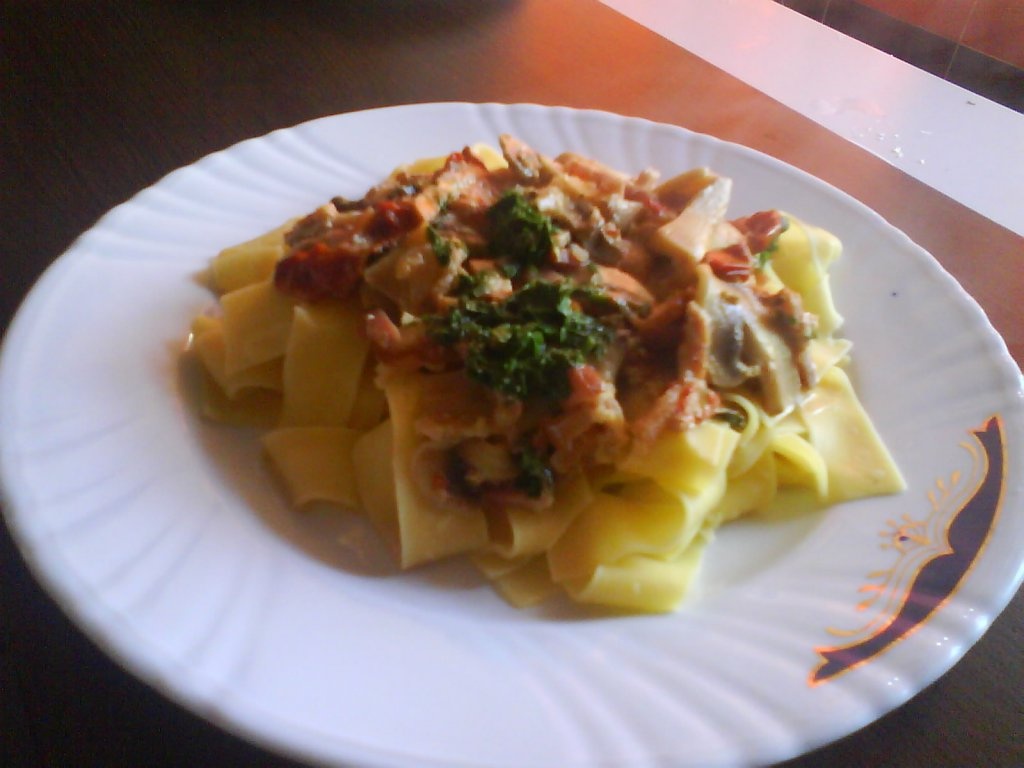 parpandelle cu pui si  rosii cherry