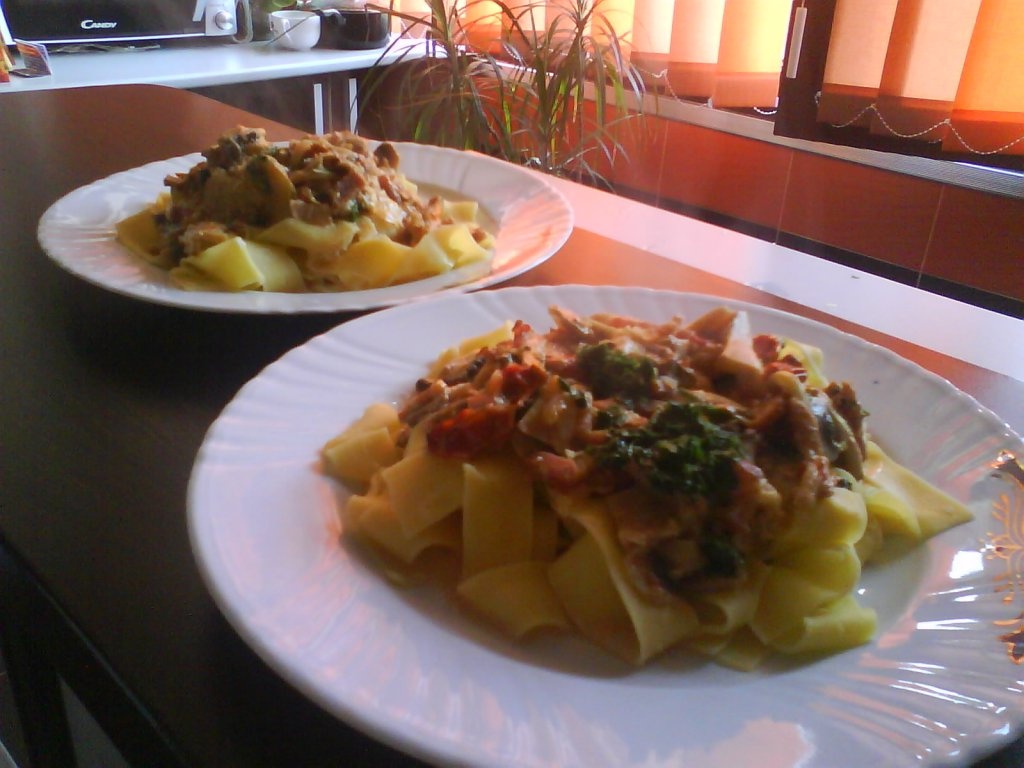 parpandelle cu pui si  rosii cherry