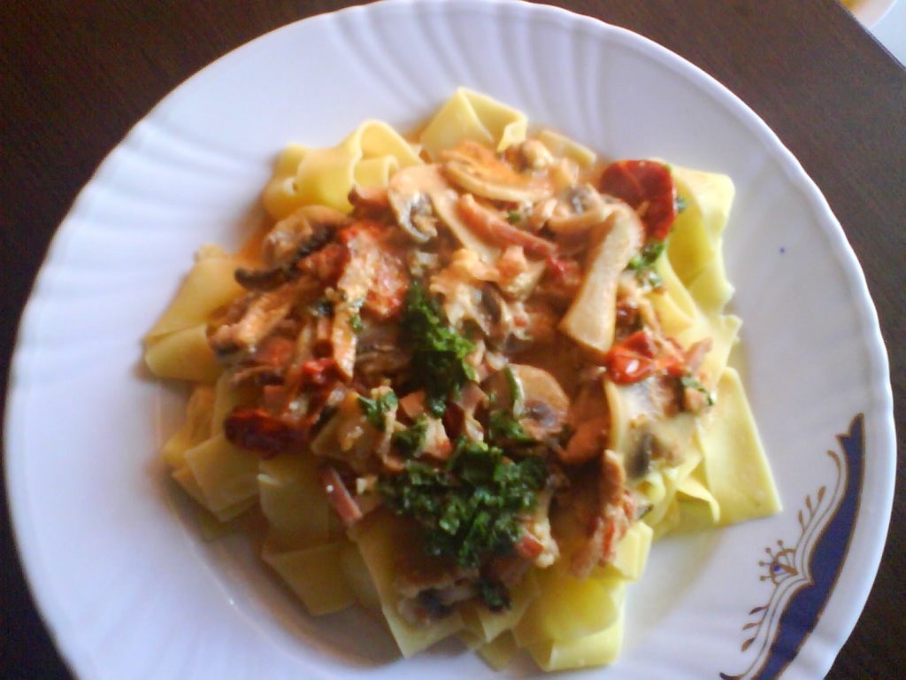 parpandelle cu pui si  rosii cherry