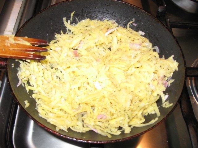 Cuiburi de cartofi cu oua la cuptor