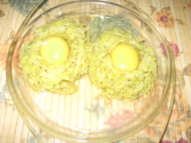 Cuiburi de cartofi cu oua la cuptor