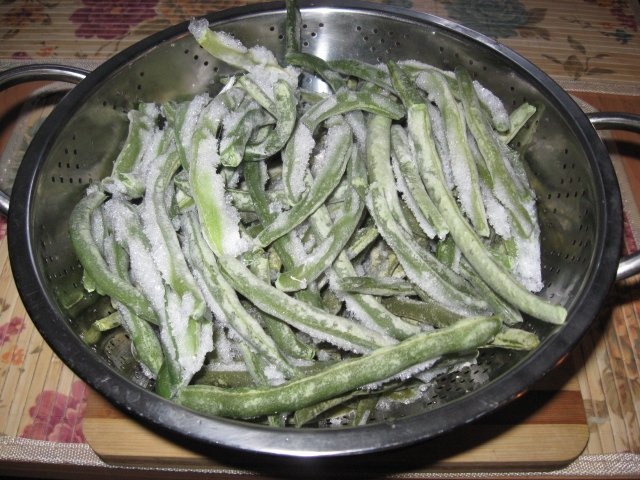 Fasole verde cu rosii si usturoi