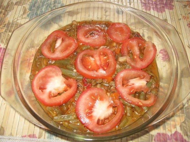 Fasole verde cu rosii si usturoi