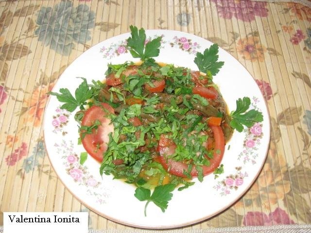 Fasole verde cu rosii si usturoi