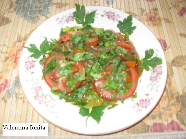 Fasole verde cu rosii si usturoi