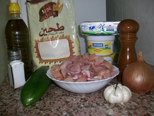 Pui  cu smintina si macaroane mici