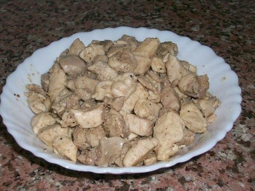 Pui  cu smintina si macaroane mici