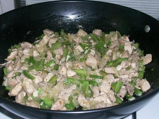 Pui  cu smintina si macaroane mici