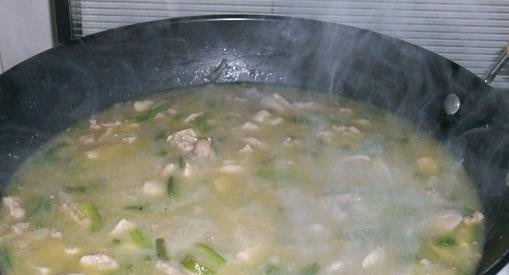 Pui  cu smintina si macaroane mici