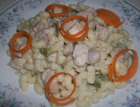 Pui  cu smintina si macaroane mici