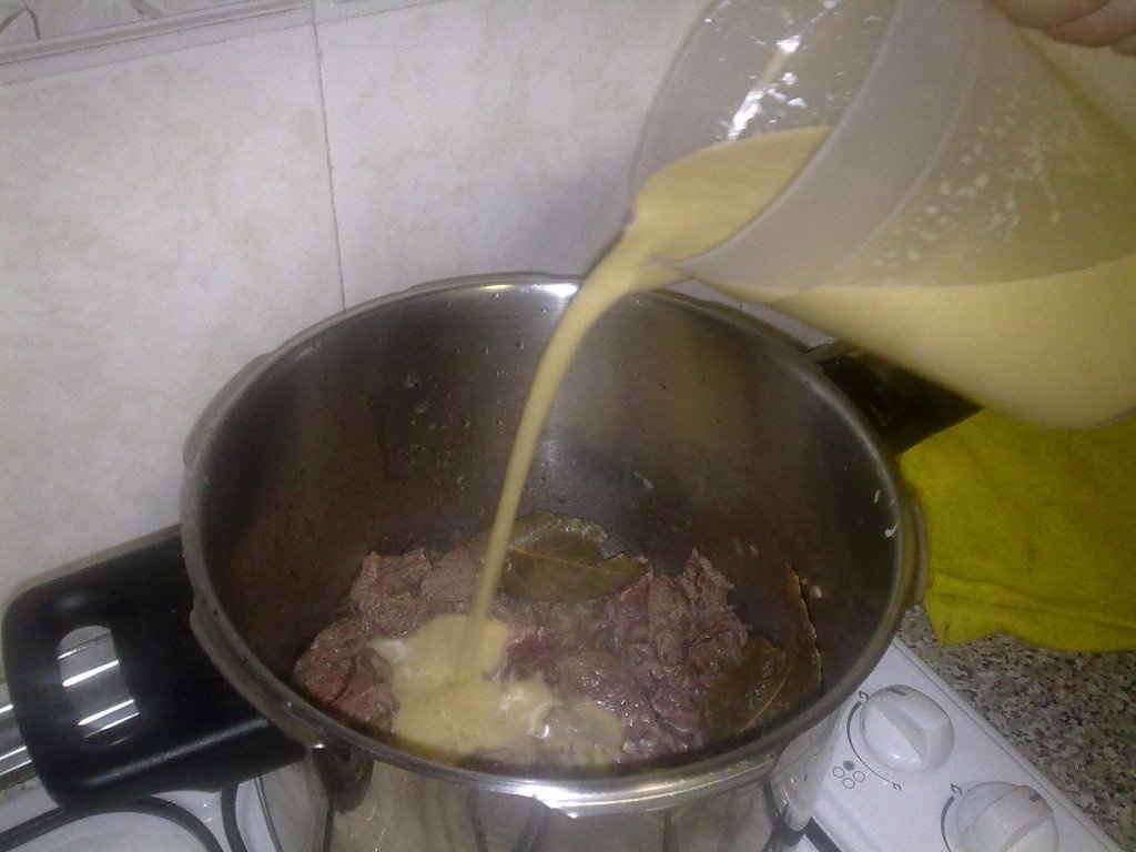 Carnita de taur in sosulet.