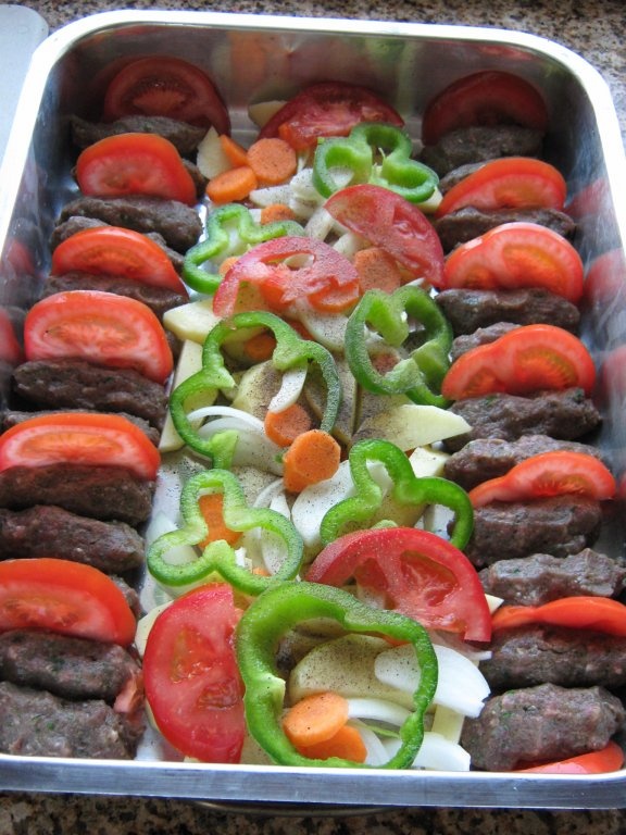 Daoud Pasha- Chiftelute la cuptor cu sos de rosii