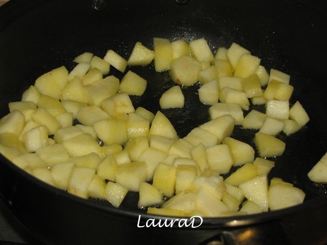 Pachetele cu ficat de pui, stafide, mere si vin rosu