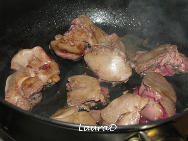 Pachetele cu ficat de pui, stafide, mere si vin rosu