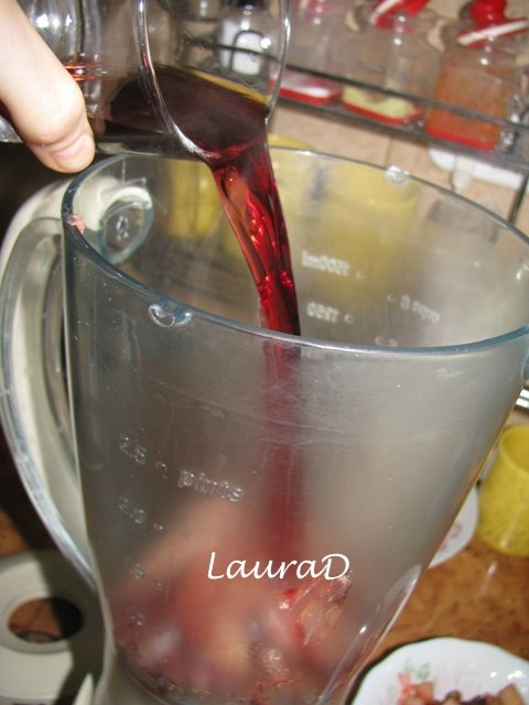 Pachetele cu ficat de pui, stafide, mere si vin rosu