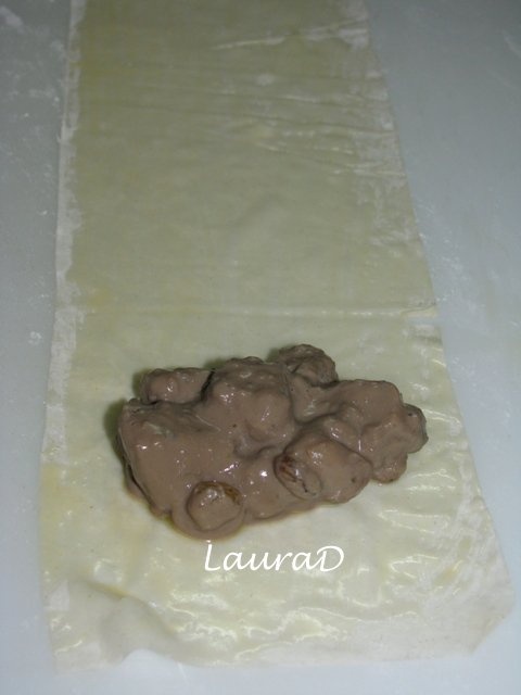 Pachetele cu ficat de pui, stafide, mere si vin rosu