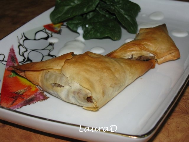 Pachetele cu ficat de pui, stafide, mere si vin rosu