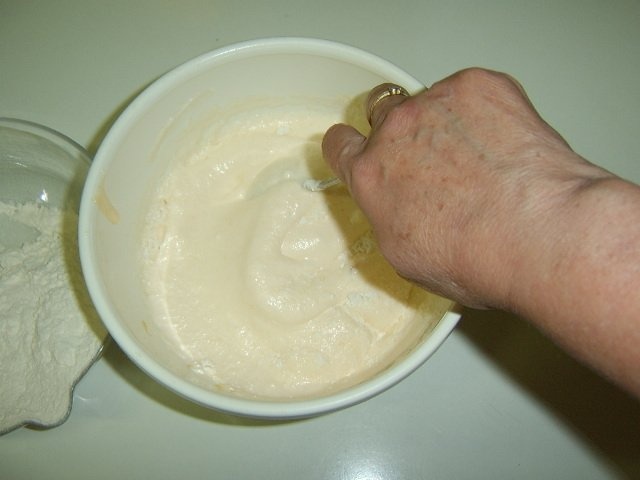 Prajitura cu branza de vaci si stafide