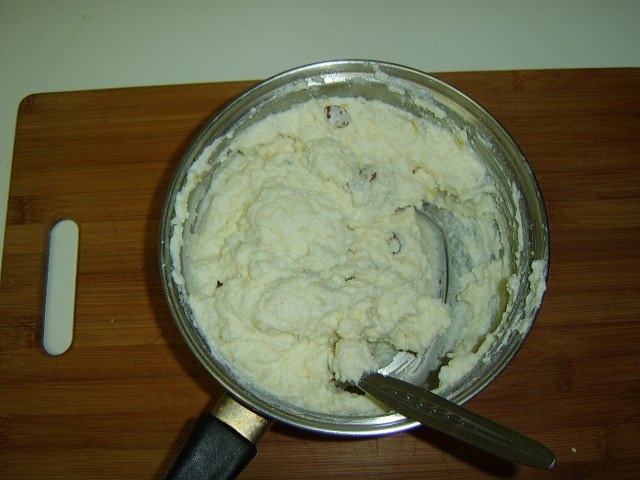 Prajitura cu branza de vaci si stafide