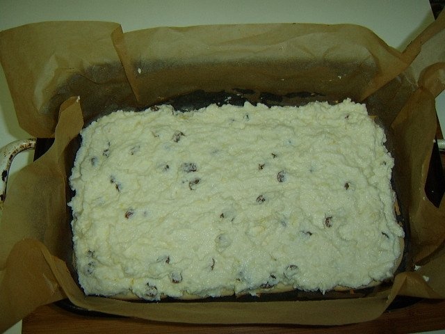 Prajitura cu branza de vaci si stafide