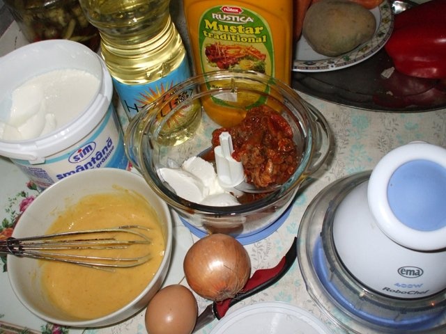 Mic dejun cu oua si pasta de peste