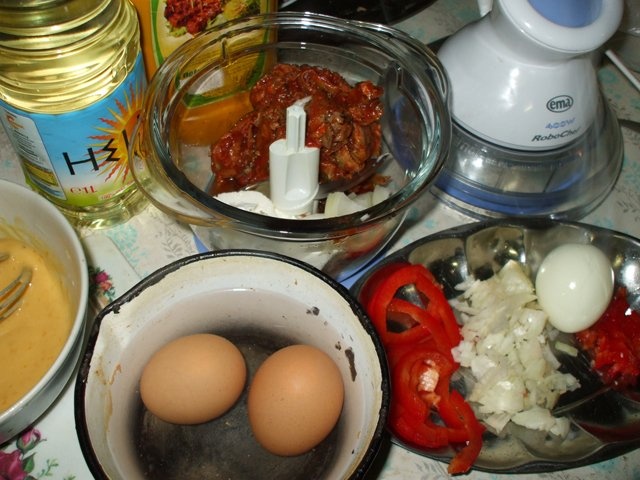 Mic dejun cu oua si pasta de peste