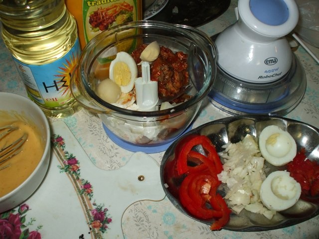 Mic dejun cu oua si pasta de peste