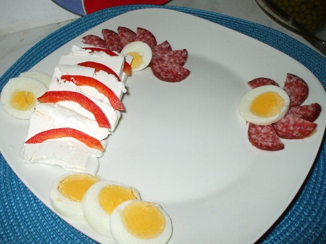 Mic dejun cu oua si pasta de peste