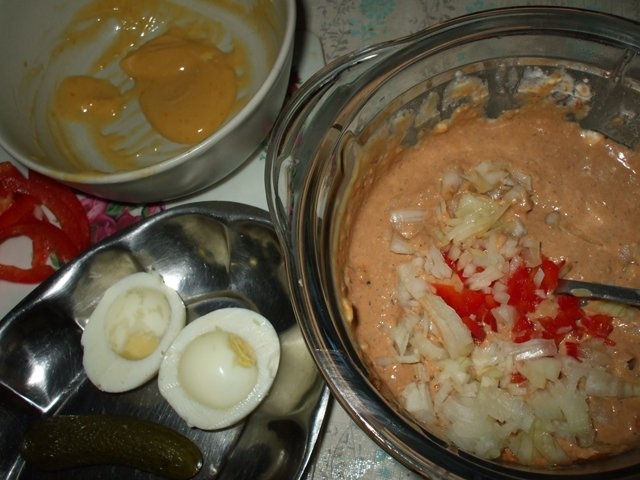 Mic dejun cu oua si pasta de peste