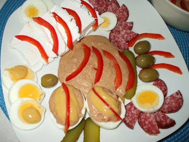 Mic dejun cu oua si pasta de peste