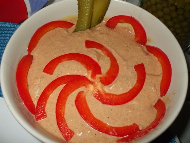 Mic dejun cu oua si pasta de peste