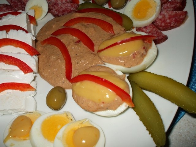 Mic dejun cu oua si pasta de peste