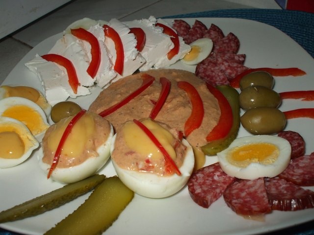 Mic dejun cu oua si pasta de peste