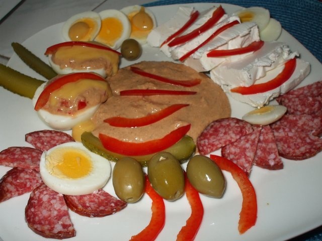 Mic dejun cu oua si pasta de peste