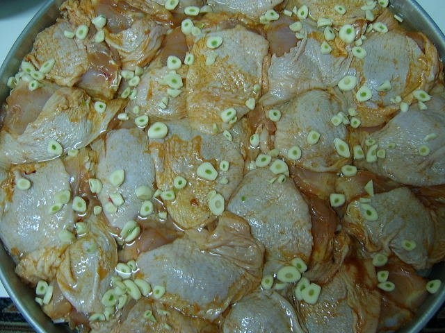 Pui la cuptorul electric cu orez cu ardei rosu