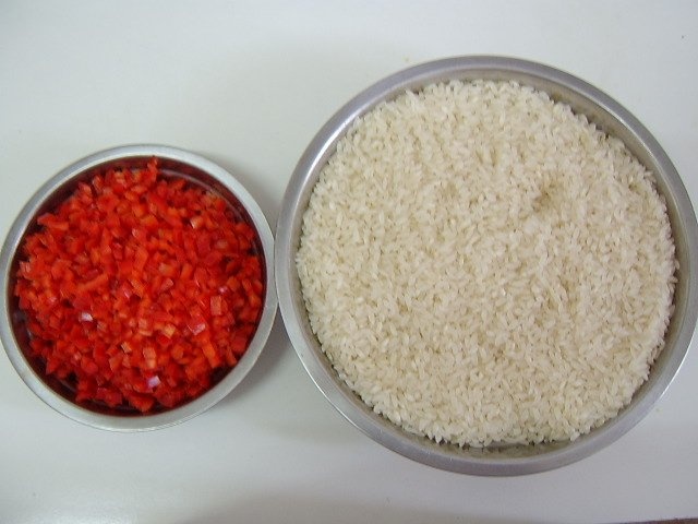 Pui la cuptorul electric cu orez cu ardei rosu