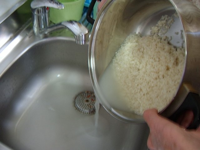 Pui la cuptorul electric cu orez cu ardei rosu