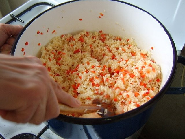 Pui la cuptorul electric cu orez cu ardei rosu