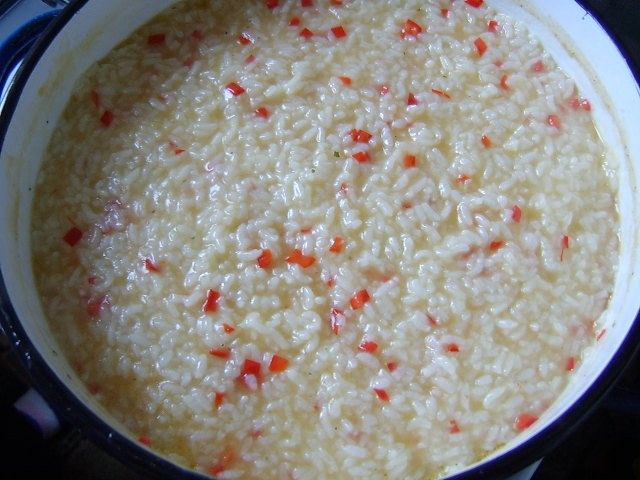 Pui la cuptorul electric cu orez cu ardei rosu