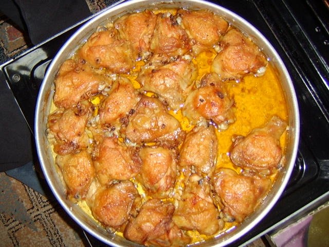 Pui la cuptorul electric cu orez cu ardei rosu