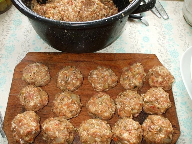 Perisoare de manzat cu sos de rosii