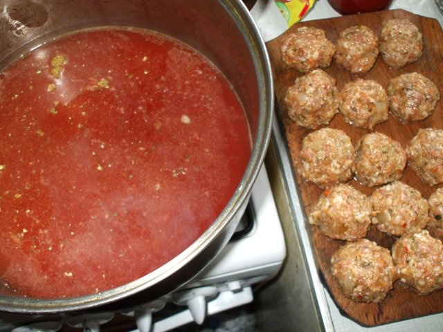 Perisoare de manzat cu sos de rosii