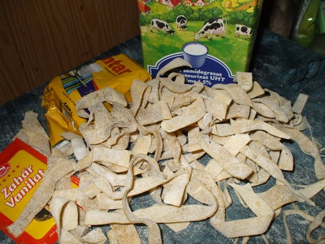 Taitei de casa cu lapte