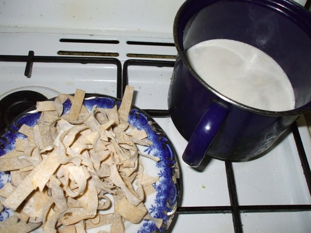 Taitei de casa cu lapte