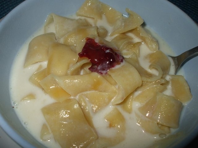 Taitei de casa cu lapte