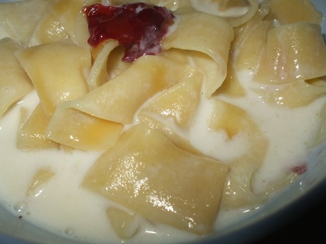 Taitei de casa cu lapte