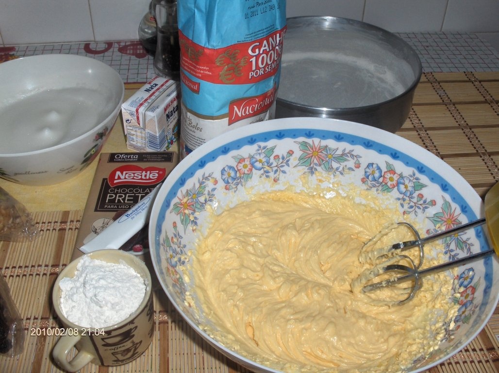 Tort de ciocolata cu nuci si stafide