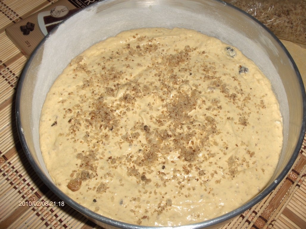 Tort de ciocolata cu nuci si stafide