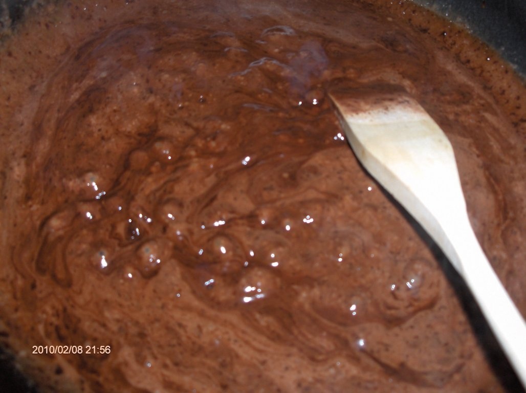 Tort de ciocolata cu nuci si stafide