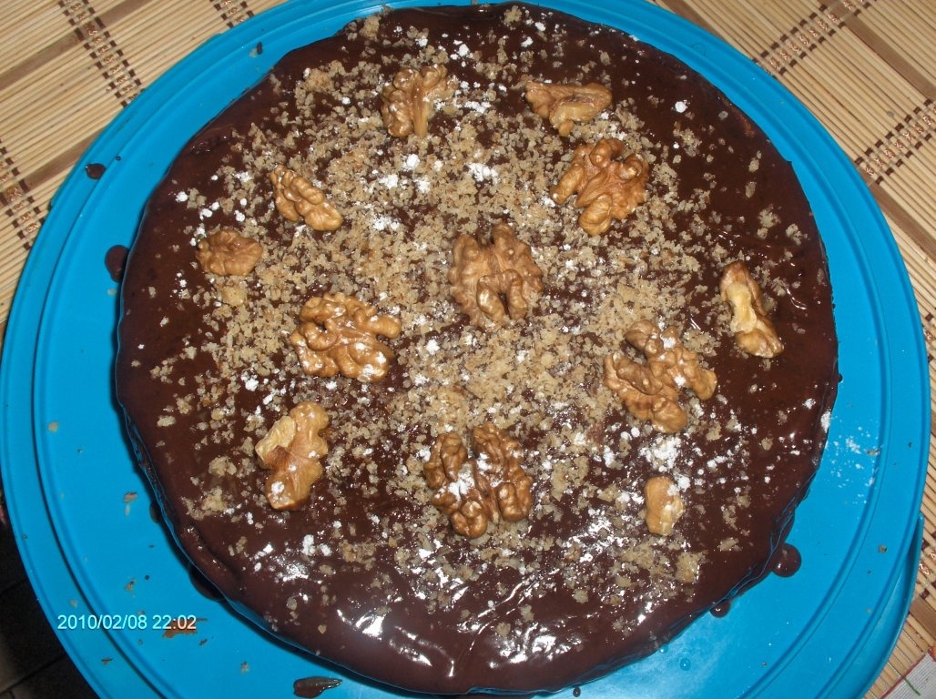 Tort de ciocolata cu nuci si stafide